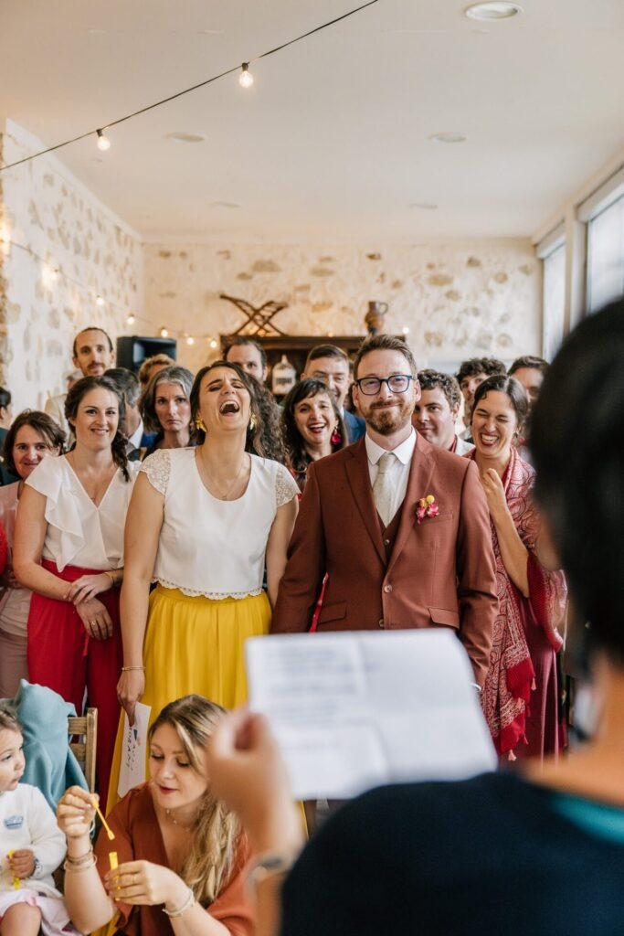Lecture de discours entourée des invités – mariage en Provence