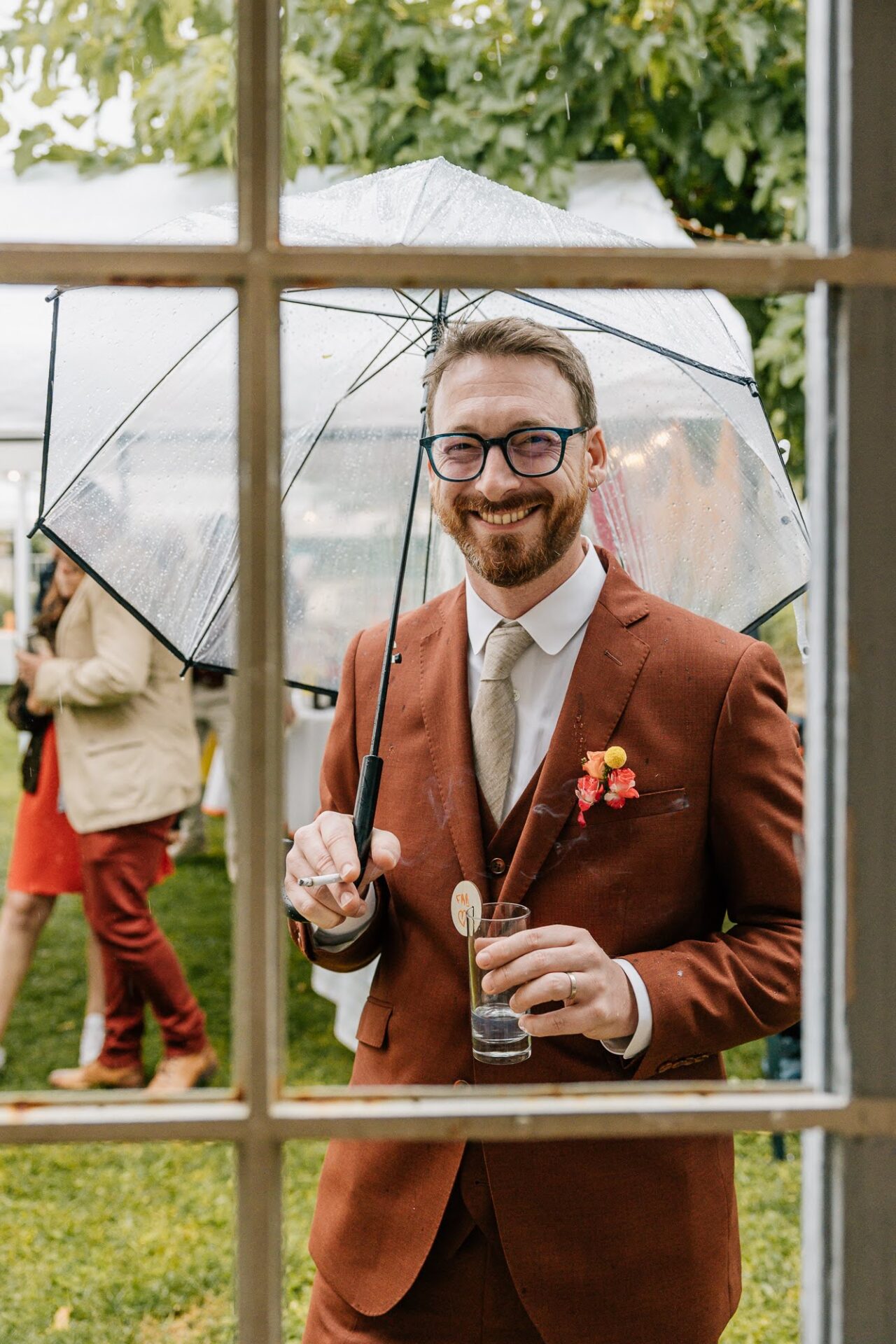 Marié sous la pluie pendant un mariage en Provence
