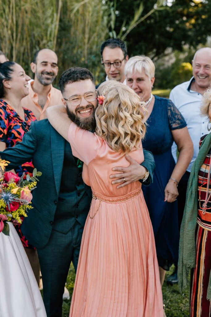 Étreinte entre les mariés et leurs proches – mariage à Aix-en-Provence