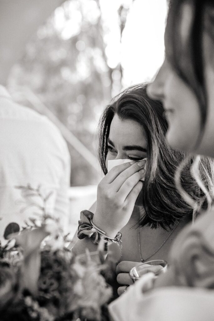 Émotion de la mariée pendant la cérémonie – mariage à Aix-en-Provence