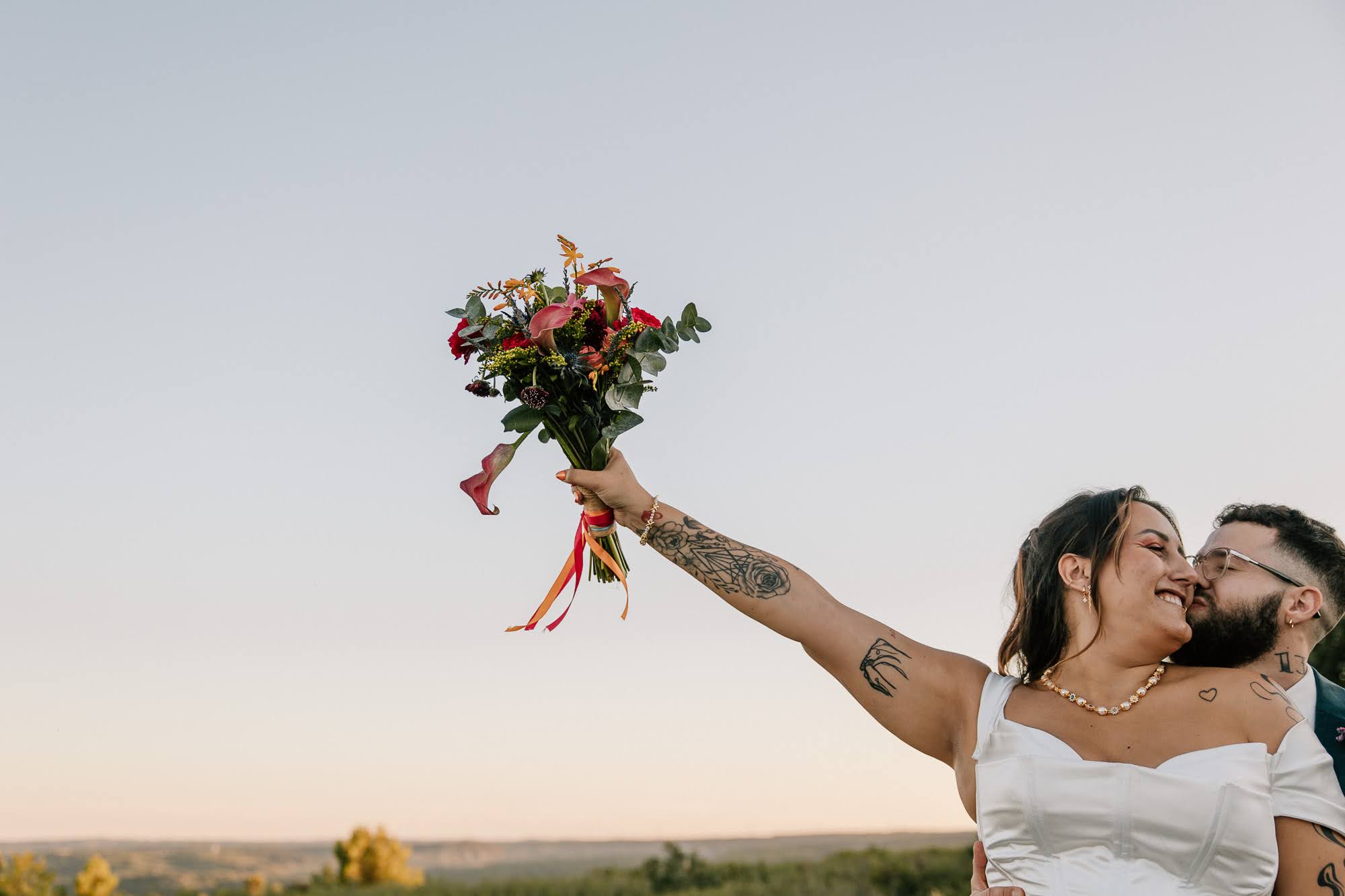 Mariée levant son bouquet au coucher du soleil à Aix-en-Provence