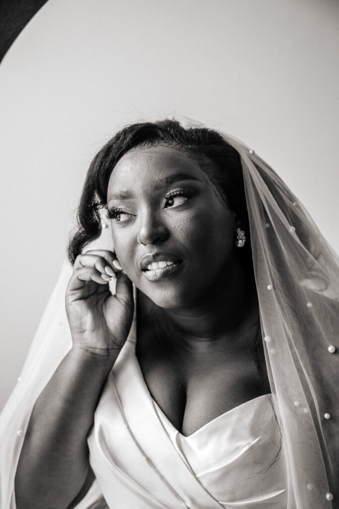 Portrait de mariée en noir et blanc pendant les préparatifs à l'hôtel Nhow – mariage à Marseille 13008