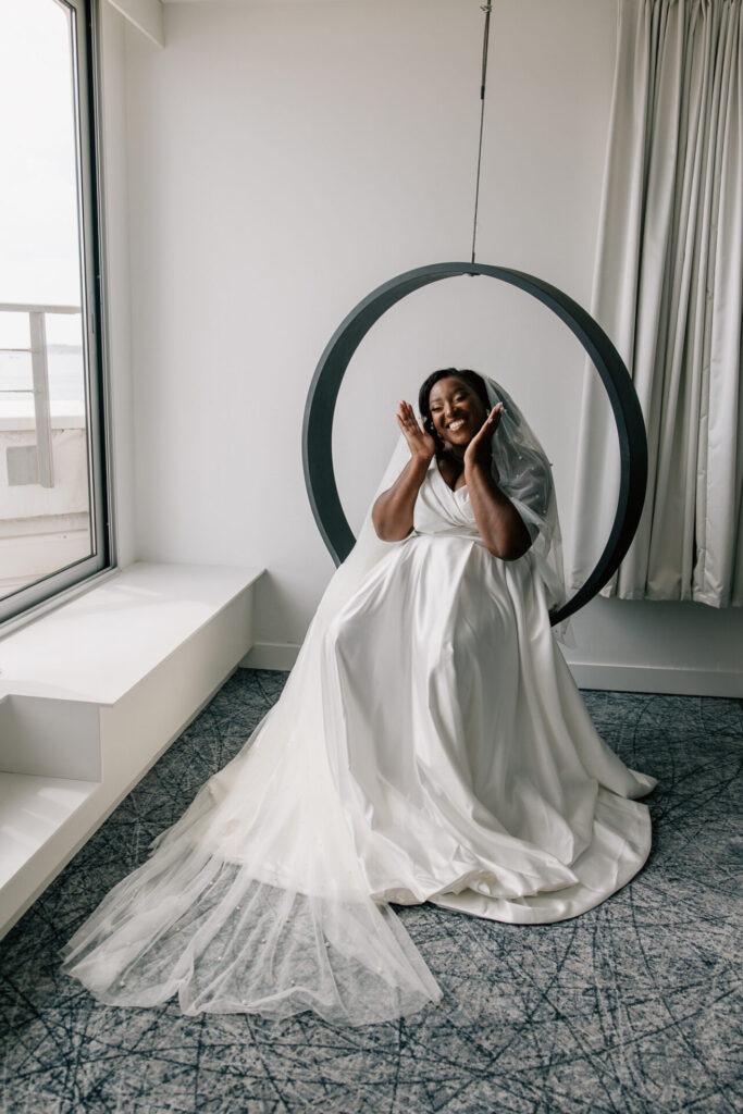 Portrait de la mariée lors des préparatifs à l'hôtel Nhow à Marseille
