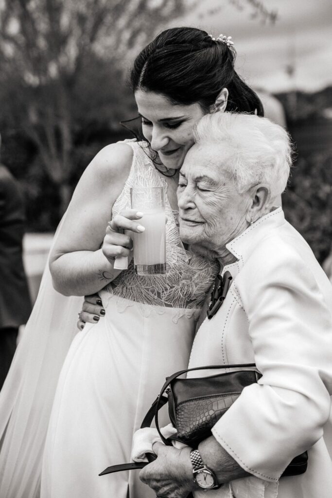 Moment tendre entre la mariée et sa grand-mère – mariage à Marseille