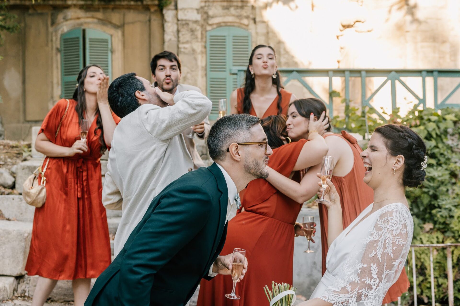 Cocktail de mariage à la Bastide de Toursainte à Marseille – invités en pleine fête