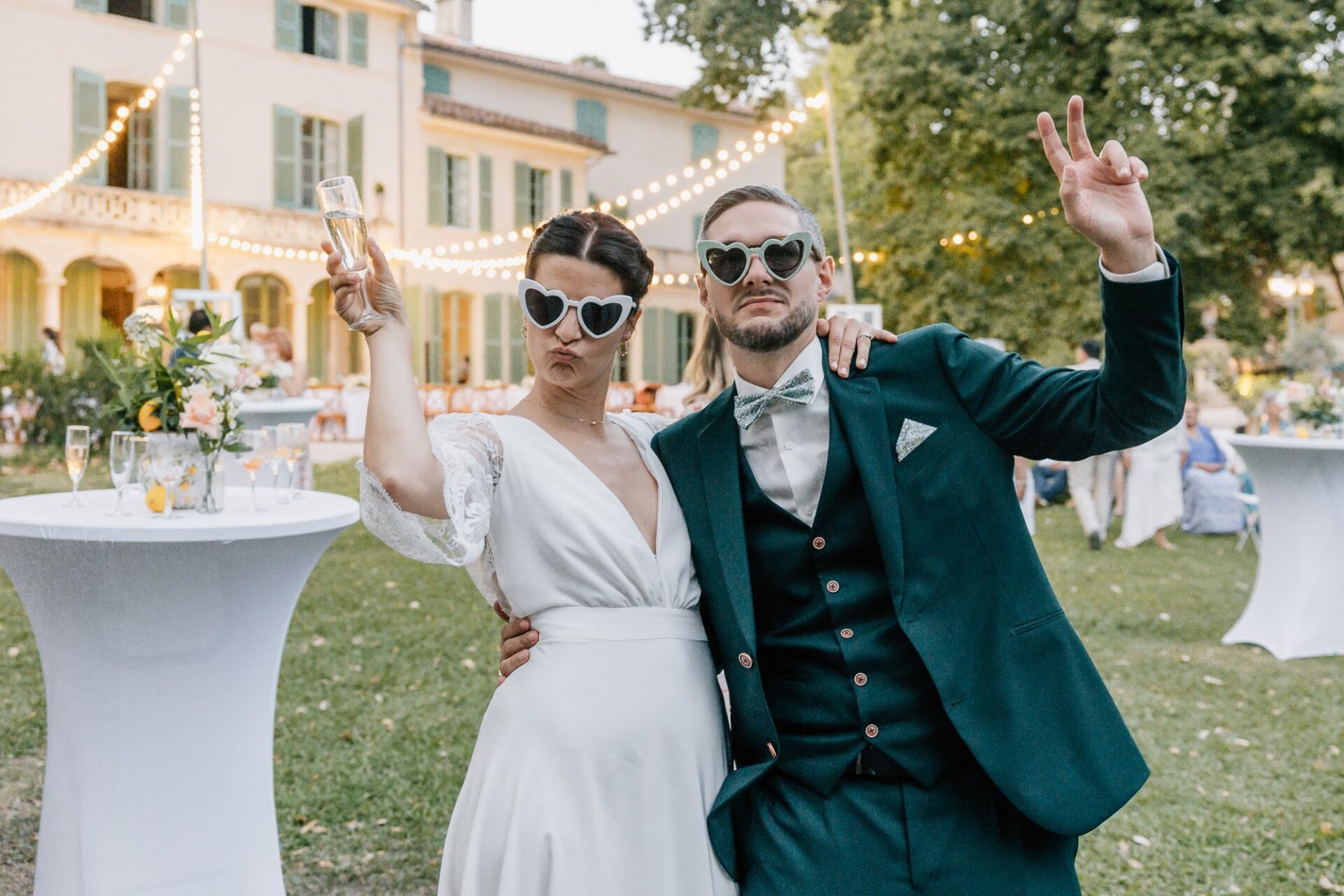 Mariage en Provence – photo fun des mariés au cocktail à la Bastide de Toursainte à Marseille