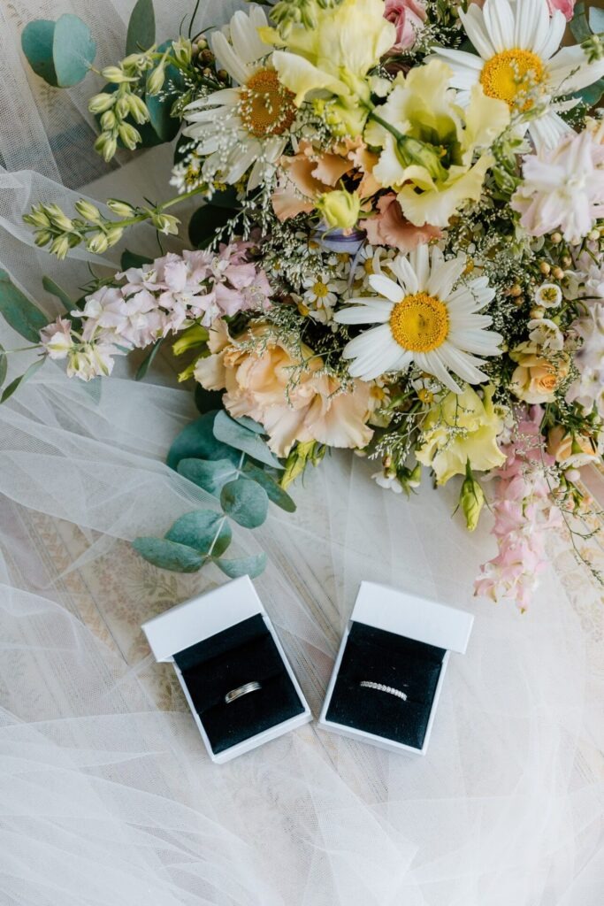 Alliances et bouquet de mariée – détails de mariage à Marseille