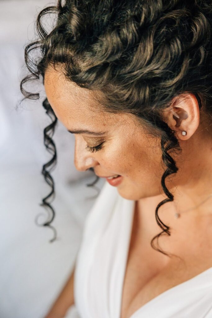 Portrait de mariée pendant les préparatifs à la maison – mariage à Marseille 13008