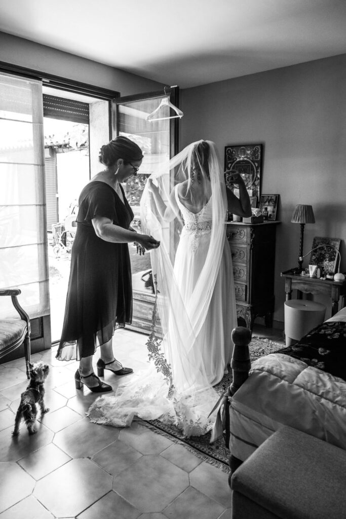 Préparatifs de la mariée à la maison en lumière naturelle – mariage à Marseille 13008