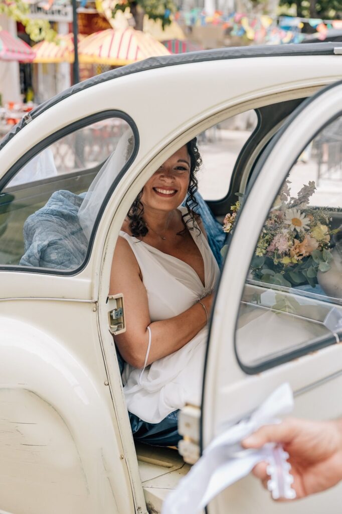 Mariée en 2CV dans les rues de Marseille à l'église de Mazargues 13008