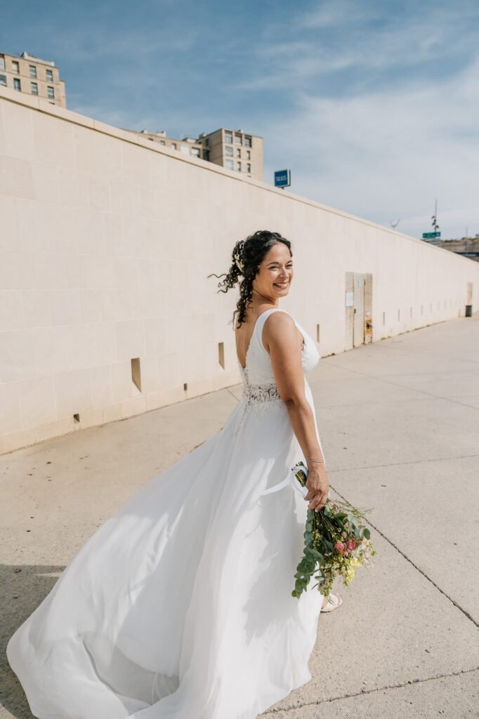 Mariée dans les rues ensoleillées de Marseille – portrait de mariage