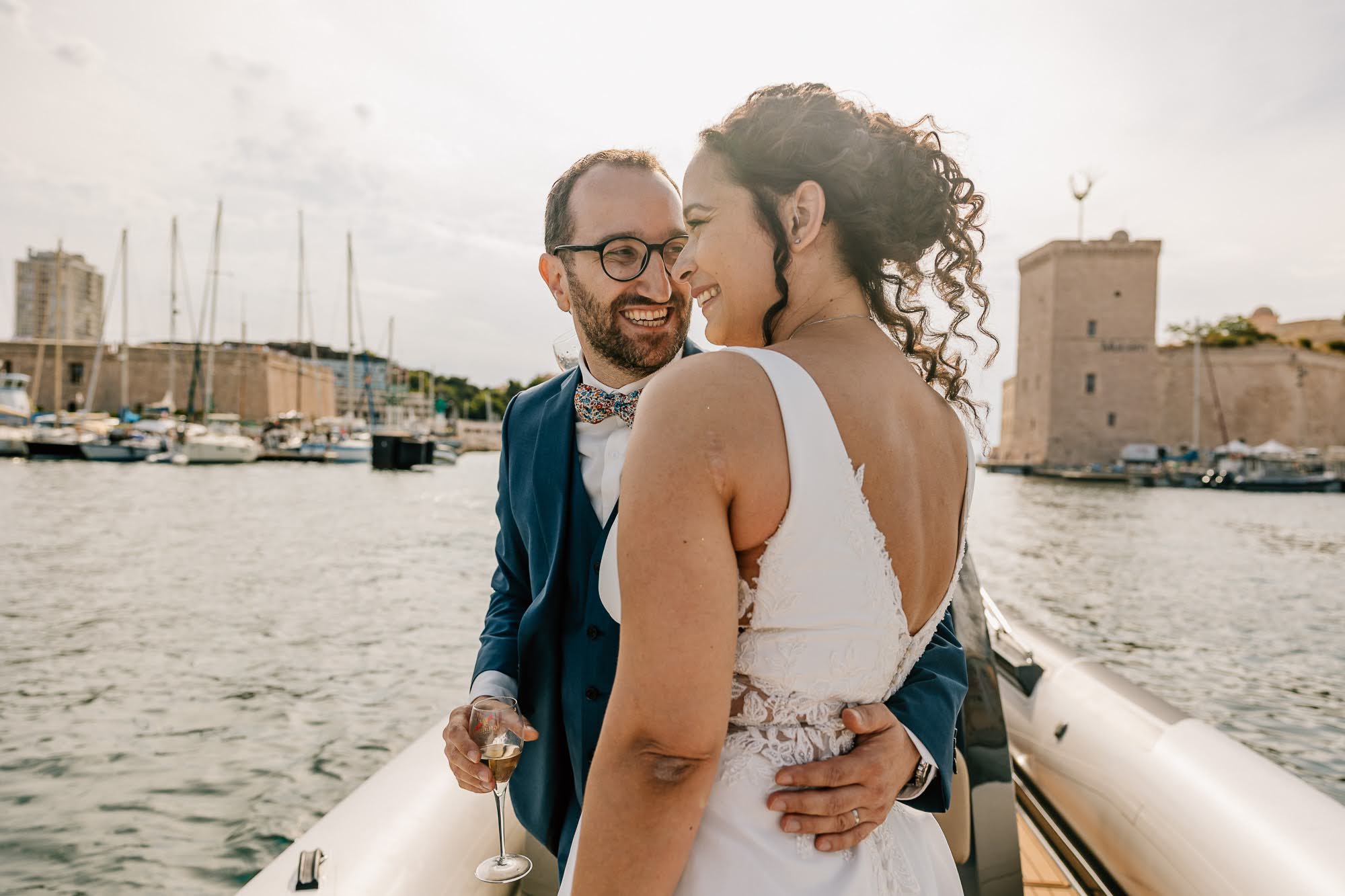 Mariage sur le Vieux-Port de Marseille – portrait des mariés sur le bâteau