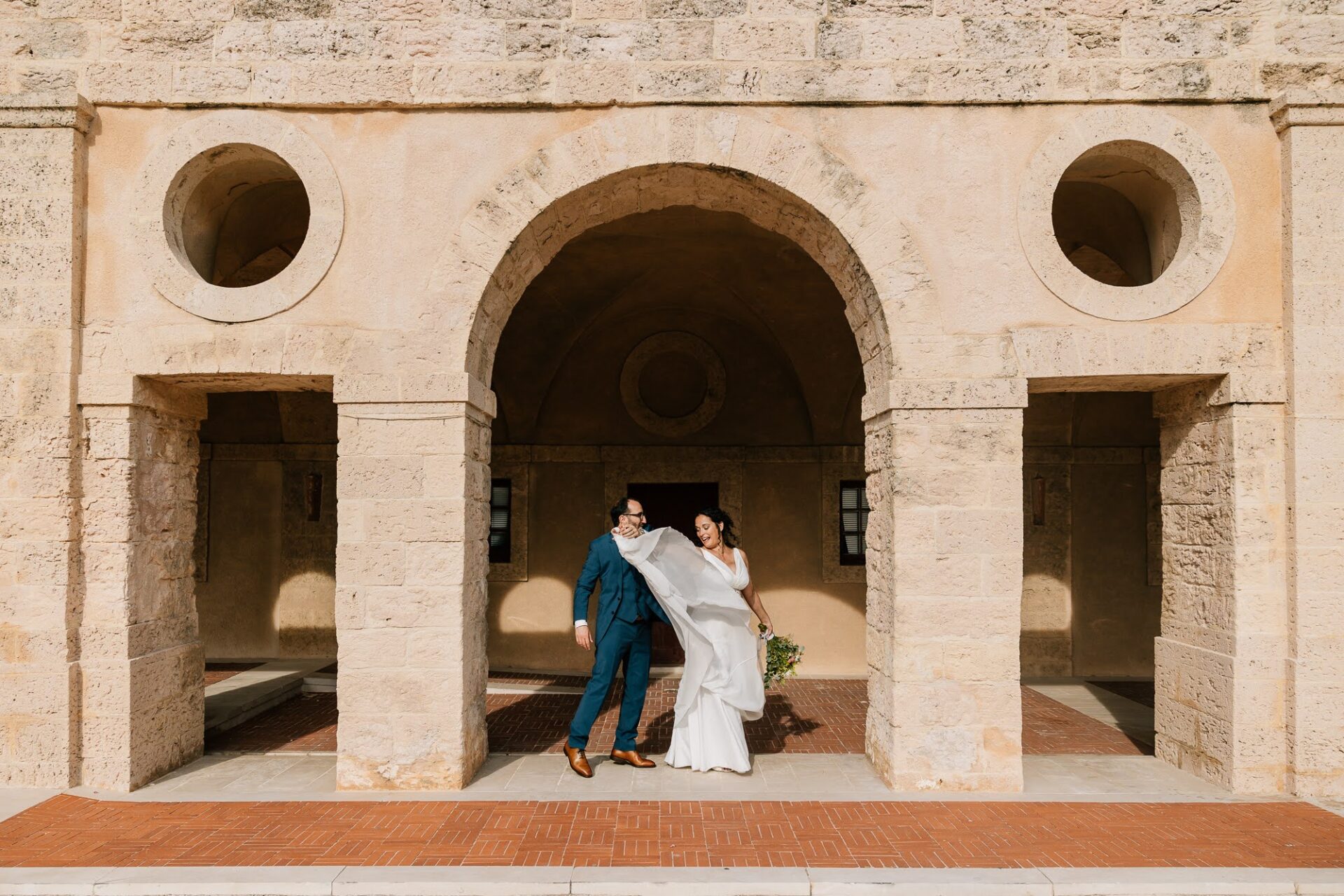 Portrait des mariés sous les arcades du Fort Ganteaume à Marseille