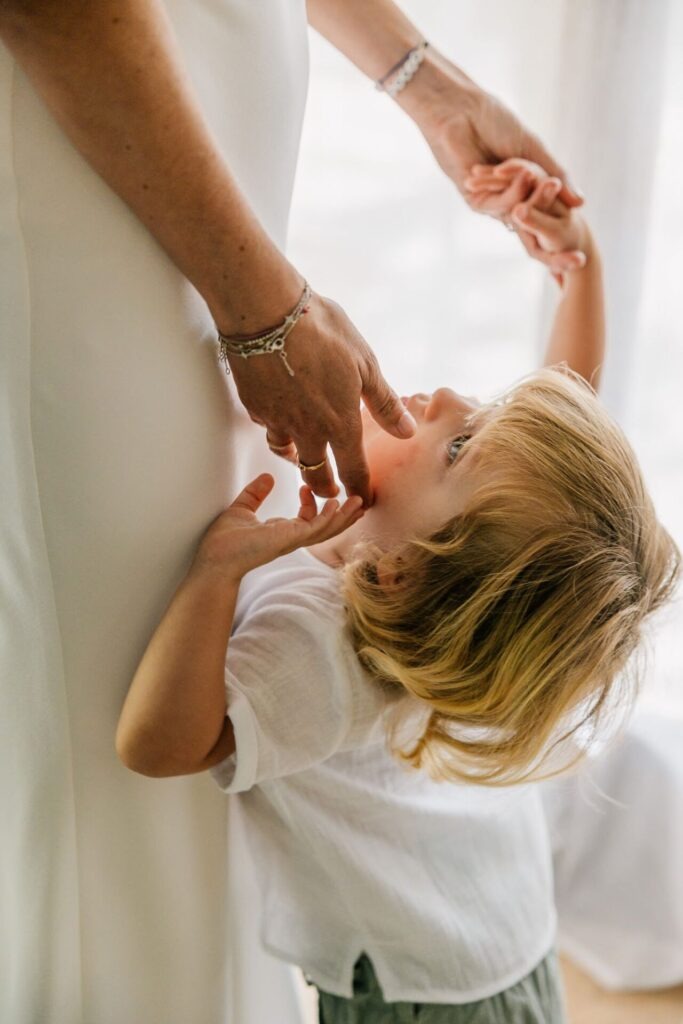 Enfant pendant les préparatifs du mariage à Marseille – ambiance familiale