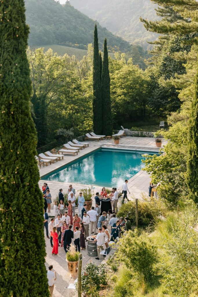 Cocktail de mariage autour de la piscine au Hameau de Valouse dans la Drôme