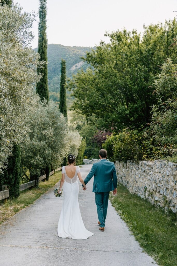 Séance couple pendant le mariage dans u n domaine en Provence – allée arborée
