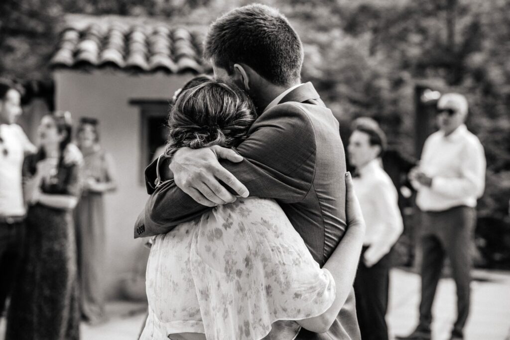 Moment de tendresse entre une soeur et le marié lors du mariage laïque en Provence