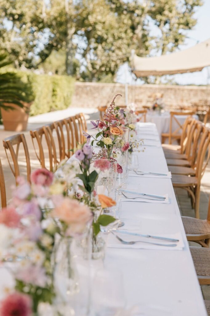 Table de réception fleurie en extérieur – mariage au château des Anglades à Hyères