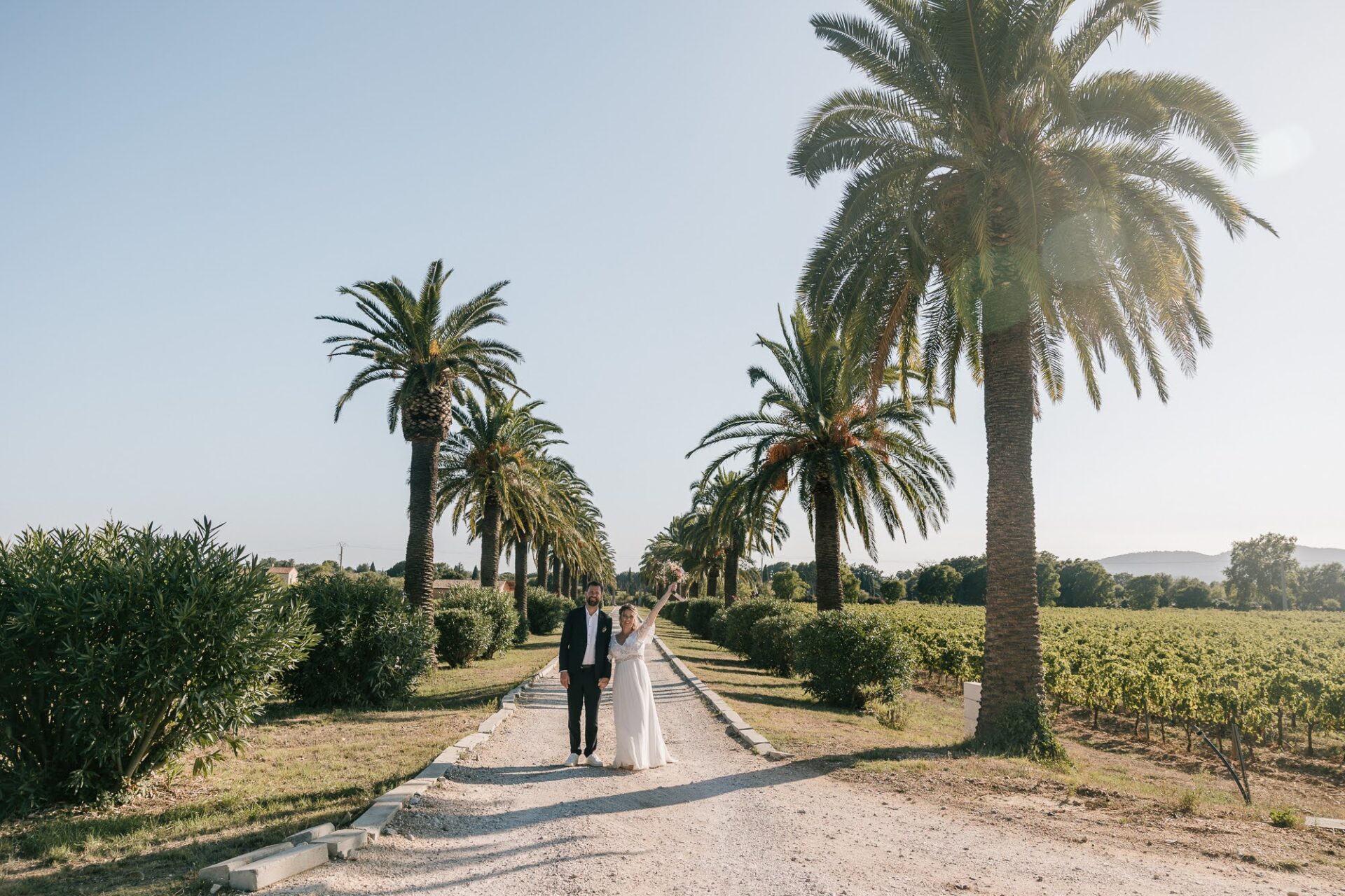 Allée de palmiers au Château des Anglades à Hyères dans le Var avec les mariés lors d’un mariage en Provence
