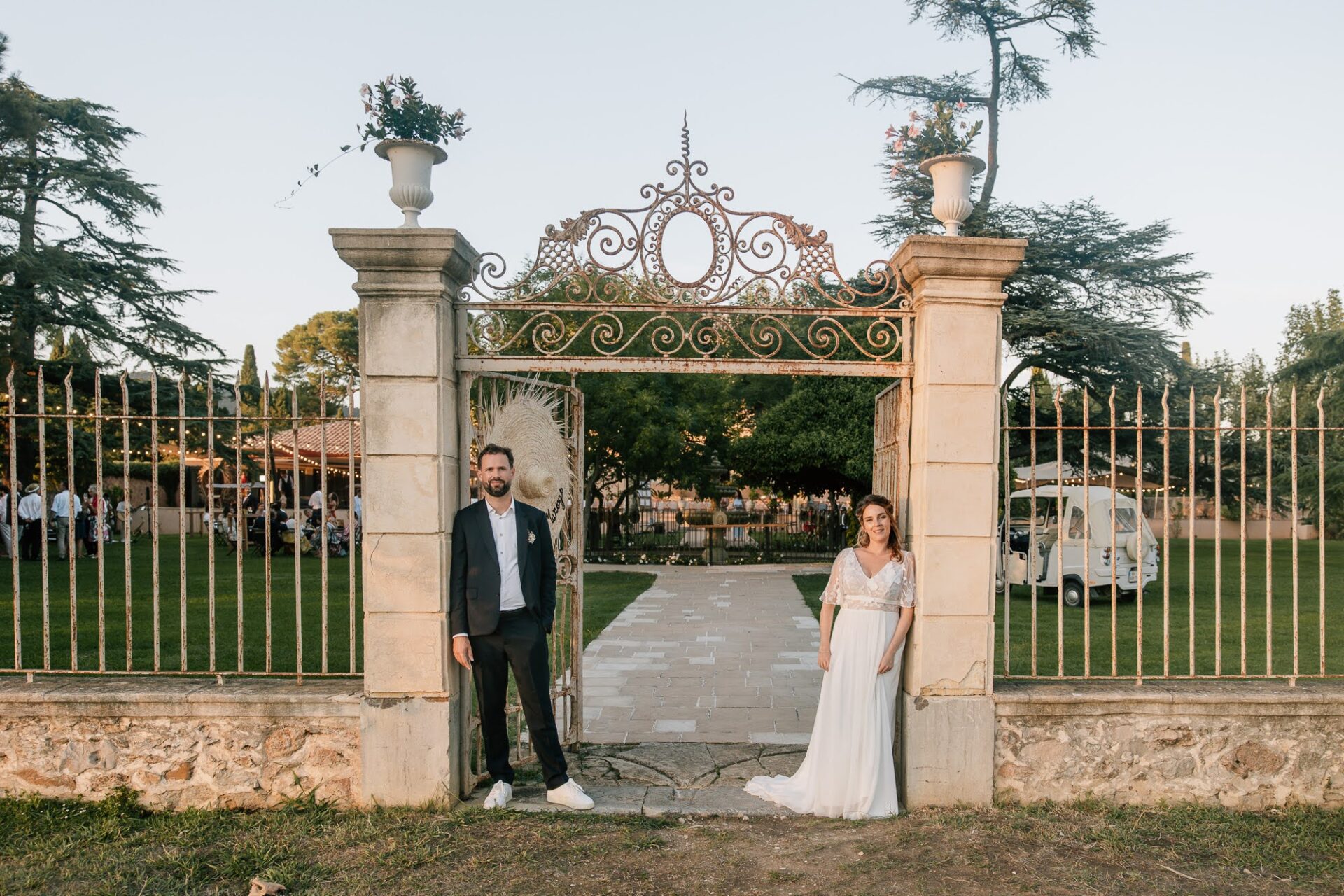 Mariage au Château des Anglades en Provence – portrait des mariés au portail
