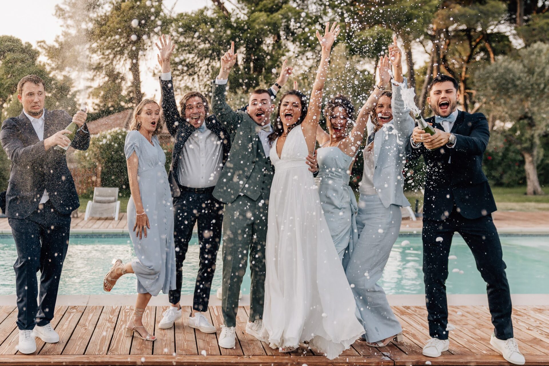 Mariés et invités autour de la piscine – mariage en Provence
