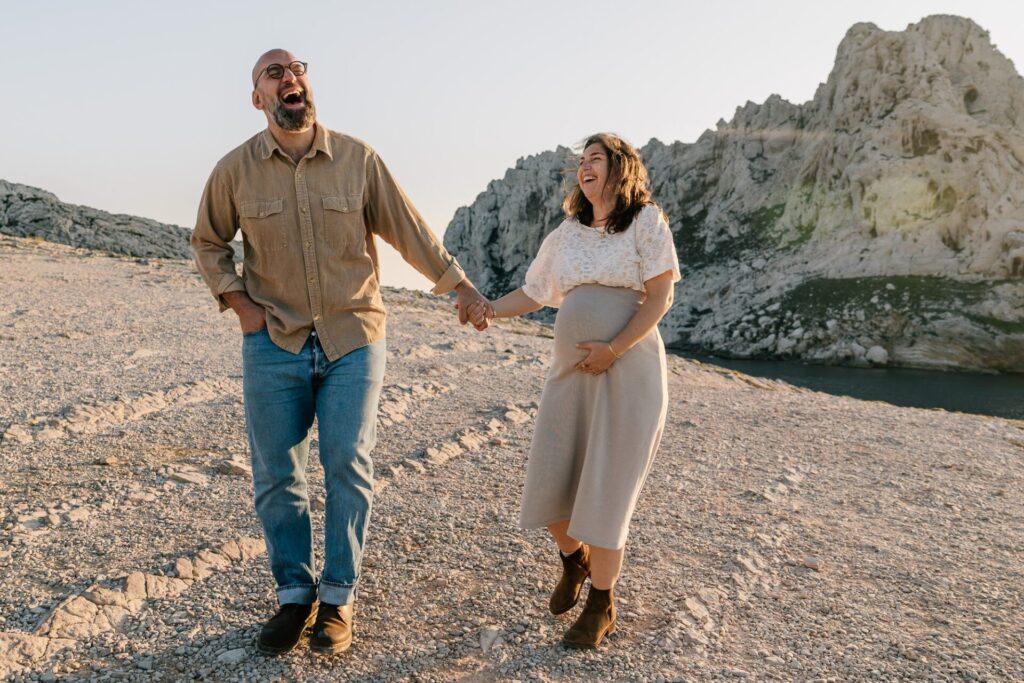 couple marchant lors d’une séance photo grossesse dans les calanques à Marseille