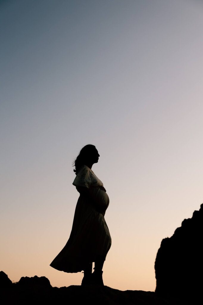 silhouette de femme enceinte au coucher du soleil lors d’une séance photo grossesse aux Goudes à Marseille