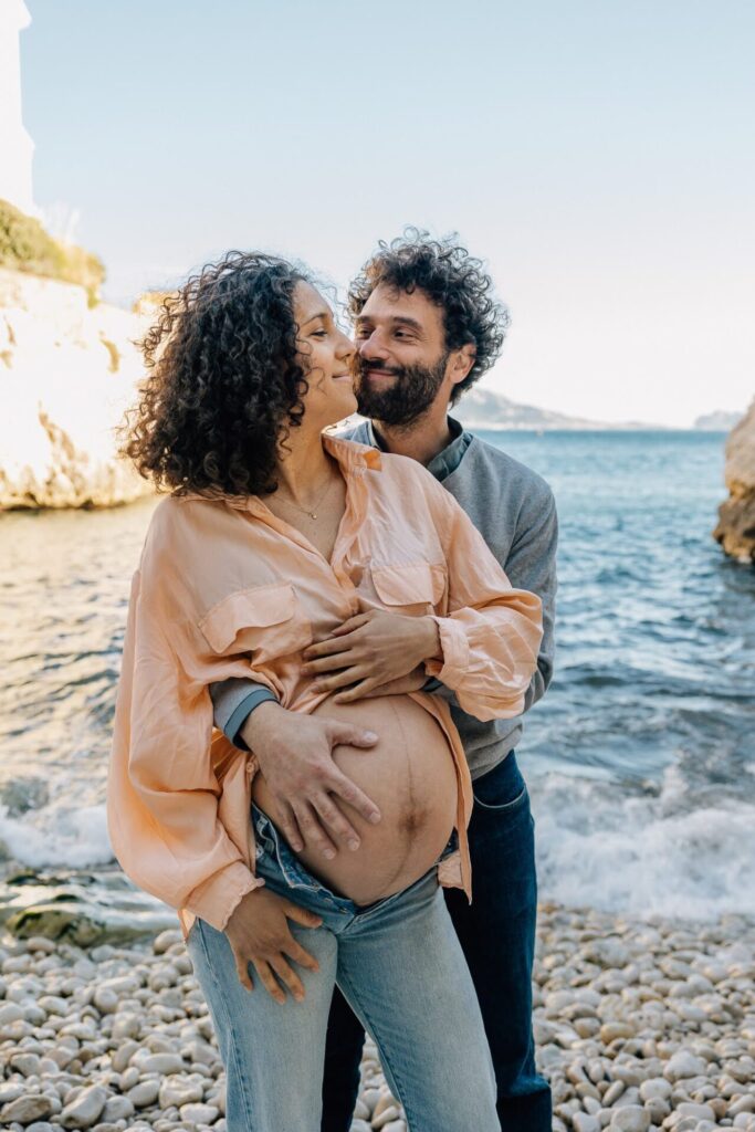 couple enlacé lors d’une séance photo grossesse à Malmousque à Marseille