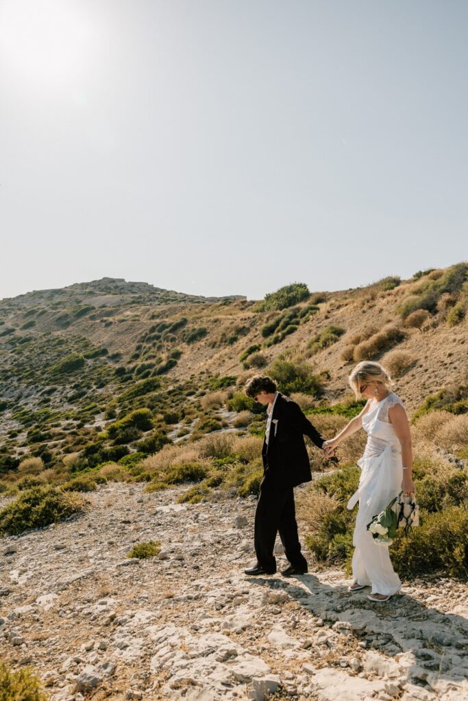 Couple marchant dans les calanques près des Goudes à Marseille