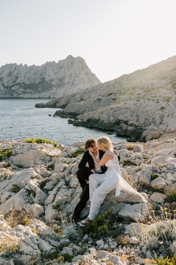 Couple de mariés dans les rochers des calanques près des Goudes à Marseille