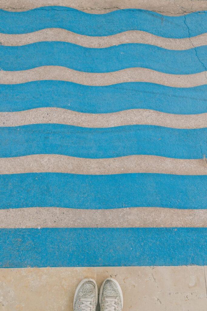 Détail graphique bleu représentant des vagues sur la Corniche Kennedy à Marseille