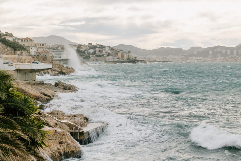 Côte marseillaise sous le mistral, vue depuis l'anse de Maldormé