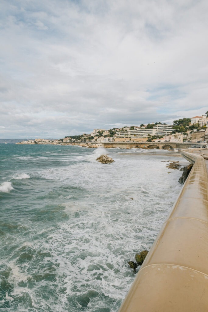 Vue de la Corniche Kennedy et de la plage du Prophète à Marseille par temps venteux