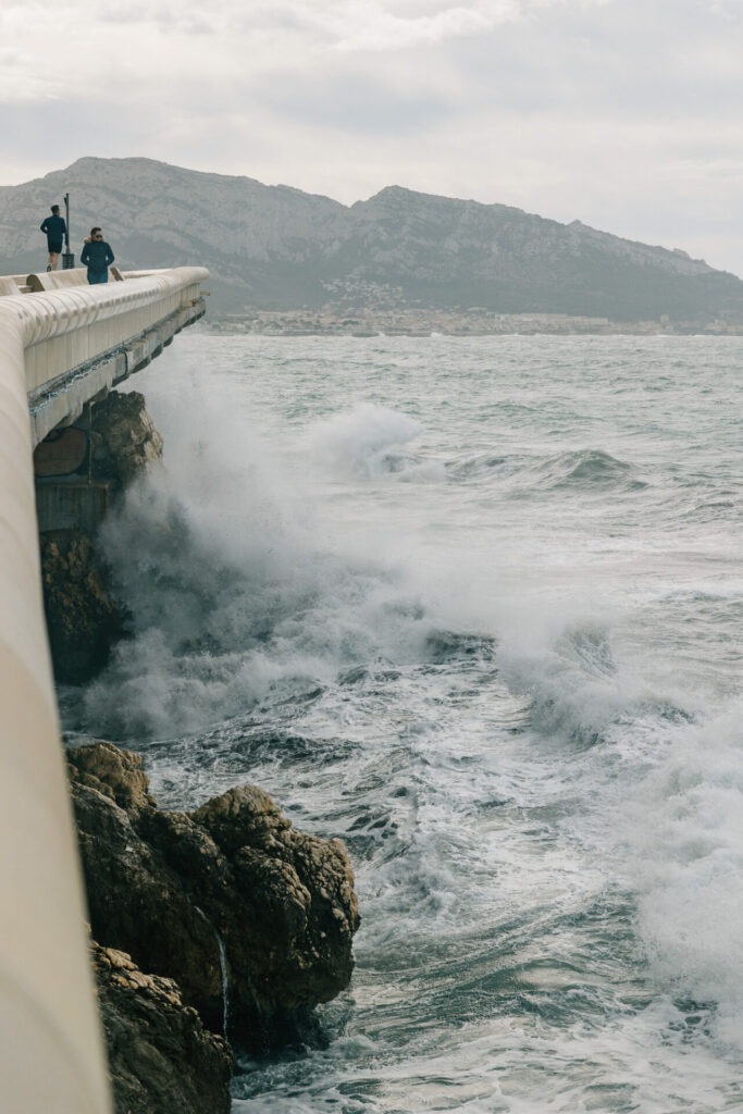 Vagues puissantes sur la Corniche à Marseille lors d'une tempête de mistral