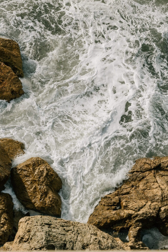 Vagues frappant les rochers à Malmousque à Marseille