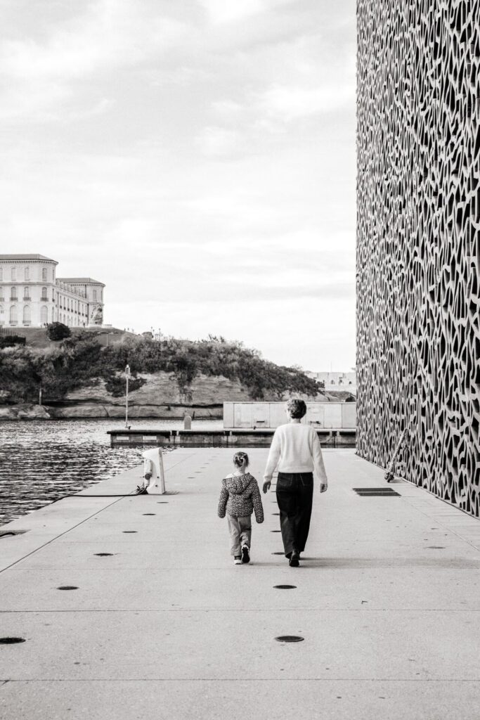 photographe famille au Mucem à Marseille, scène parent enfant en noir et blanc