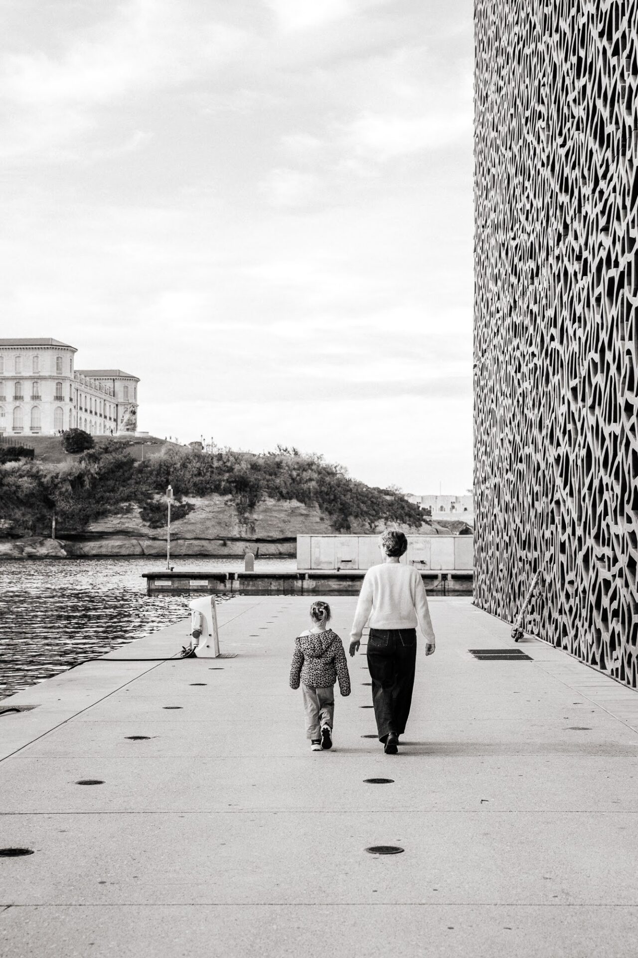 photographe famille au Mucem à Marseille, scène parent enfant en noir et blanc
