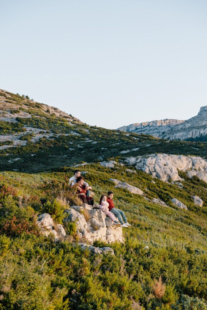Séance photo famille sur les collines verdoyantes de Marseille