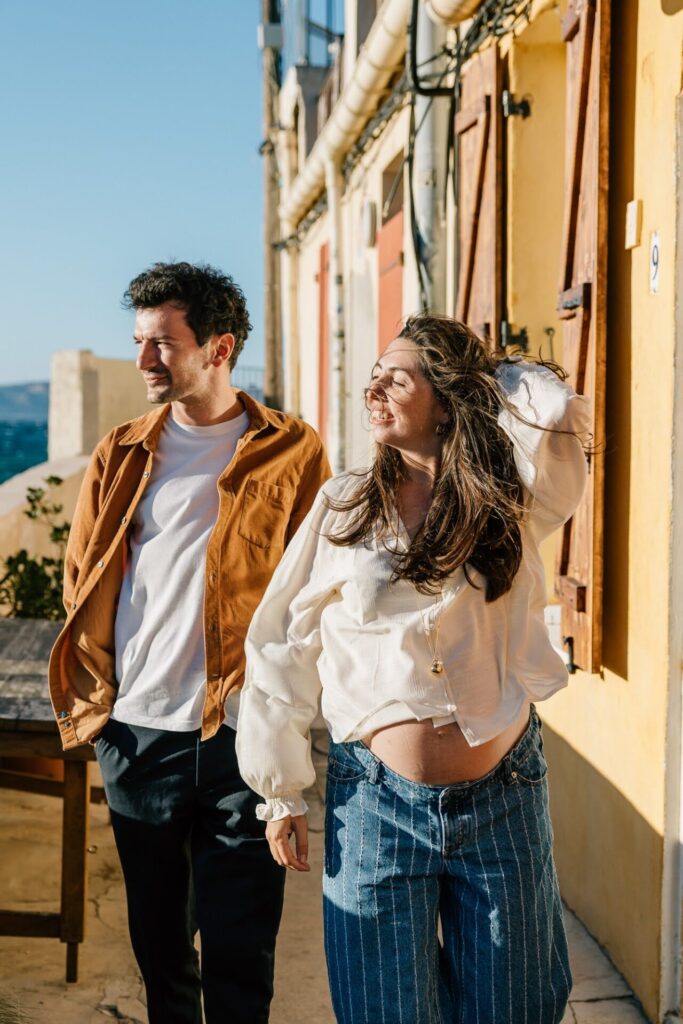 couple marchant dans les ruelles de Marseille lors d’une séance photo grossesse