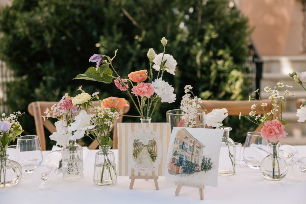 Décoration de table fleurie lors d’un mariage au Château des Anglades à Hyères dans le Var