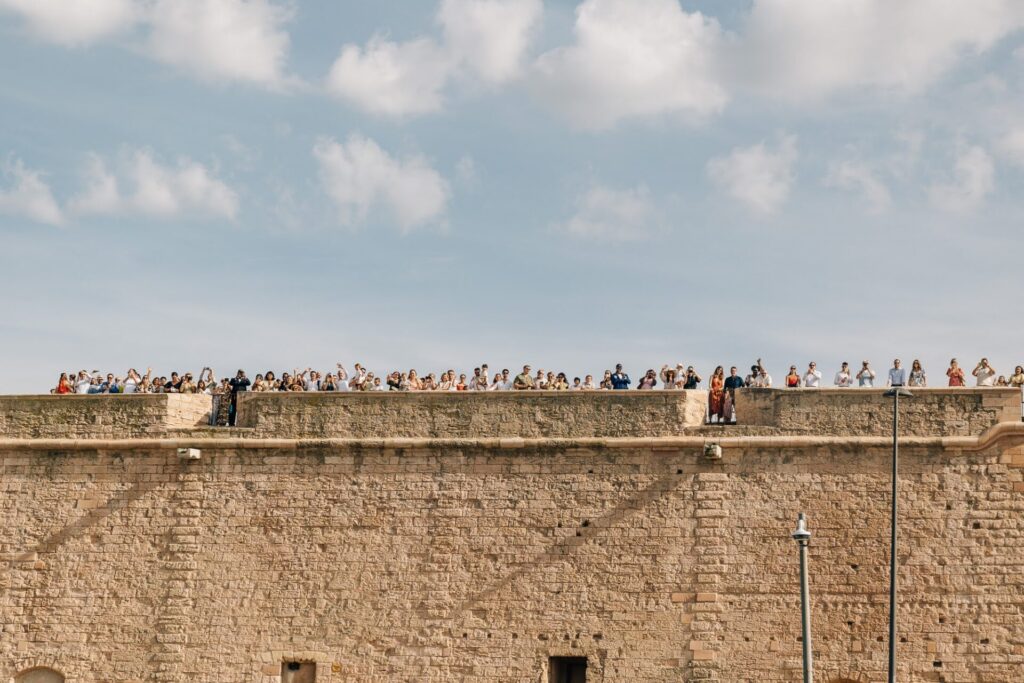 Vue sur les remparts du Fort Ganteaume à Marseille pendant un mariage