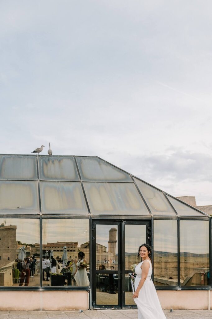 Mariage au Fort Ganteaume à Marseille – portrait de la mariée pendant la réception avec vue mer