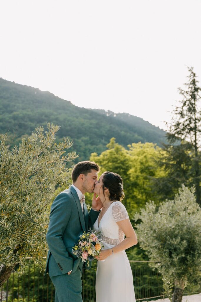 Couple de mariés s’embrassant en pleine nature lors d’un mariage dans un domaine du Var