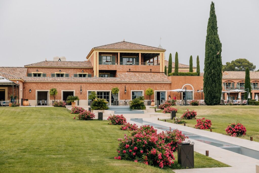 Façade de l’Hôtel du Castellet décorée pour un mariage dans le Var