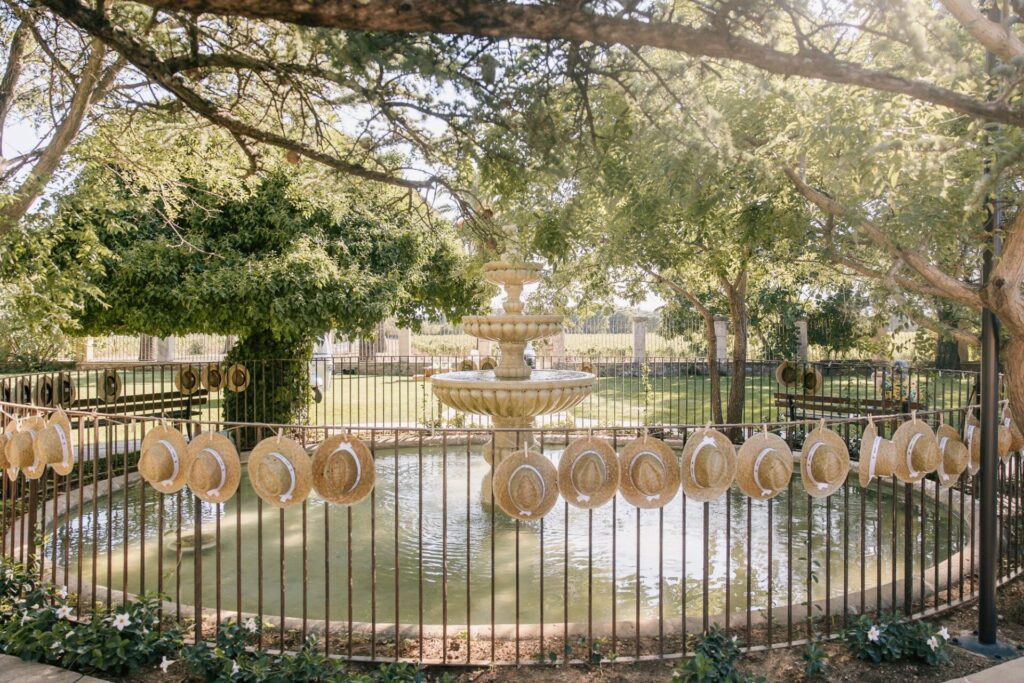 Fontaine du jardin au Château des Anglades à Hyères décor de mariage en Provence