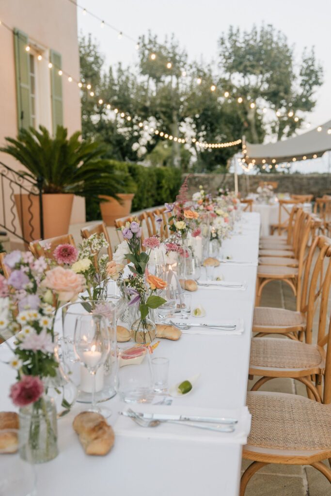 Table du dîner de mariage décorée au Château des Anglades