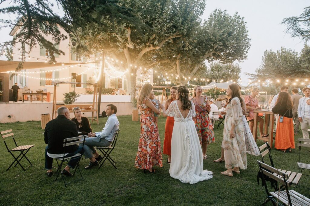 Cocktail de mariage dans le jardin du Château des Anglades