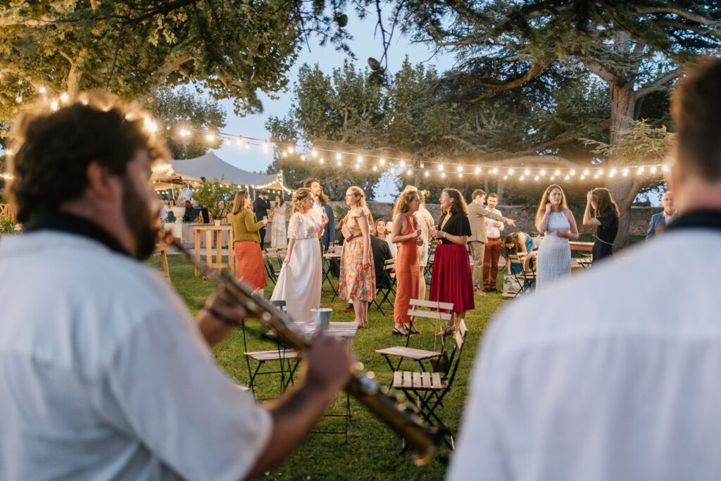 Soirée de mariage en extérieur avec guirlandes lumineuses au Château des Anglades à Hyères