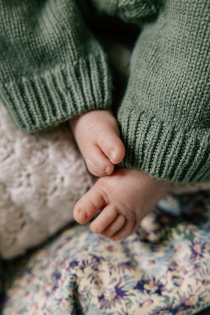 Détail des pieds d’un nouveau-né lors d’une séance photo bébé à domicile à Marseille
