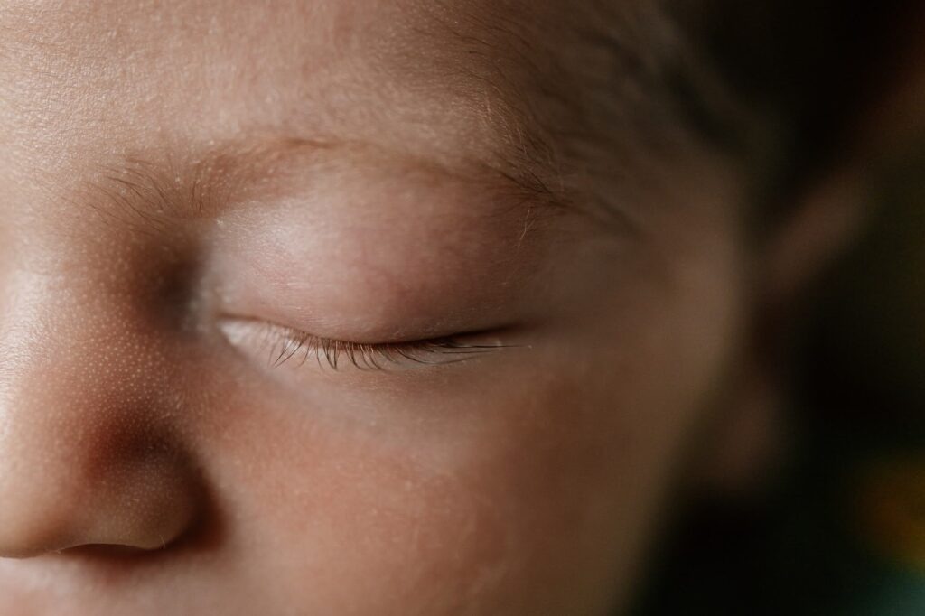 portrait serré d’un nouveau-né qui dort séance photo bébé Marseille